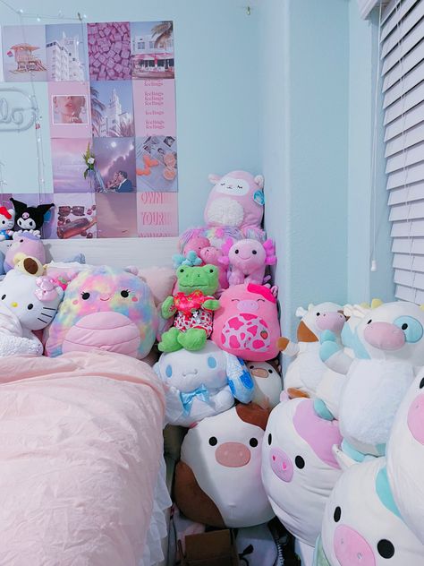 Squishmellow Organization, Squishmellow Storage Idea, Squishmallows Aesthetic Bed, Kawaii Plushie Storage, Plushie Storage, Huge Squishmallows Collection, Bedroom For Girls, Squshmellow Collection Aesthetic, Asian Room