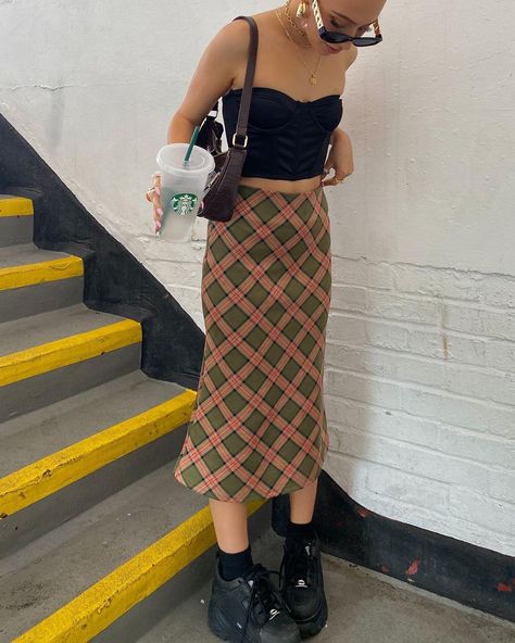 outfit inspo Mid Skirt Outfits Aesthetic, Pencil Skirt Aesthetic, Midi Skirt Outfit Aesthetic, Kids Long Skirts, Checked Skirt Outfit, Mid Skirt Outfits, Long Skirt Outfits Aesthetic, Long Tight Skirt, Thrift Outfits