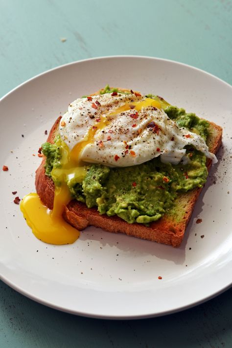 Healthy Nutrition Plan, Avocado Toast Recipe, Stuffed Avocado Healthy, Poached Egg, Toast Recipes, Healthy Eating Recipes, Quick Breakfast, Healthy Nutrition, Food Obsession