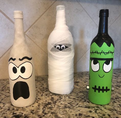 Halloween Decorations Bottles, Whiskey Bottle Painting Ideas, Halloween Bottle Painting, Decorating Bottles Ideas Diy Projects, Halloween Bottles Diy, Whiskey Bottle Crafts Diy, Recycled Wine Bottle Art, Halloween Wine Bottle Crafts, Halloween Wine Bottle Decorations