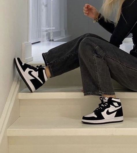 happyvibes- Jordan Shoes Girls, All Nike Shoes, Nike Air Shoes, Grunge Look, Fresh Shoes, Hype Shoes, Aesthetic Shoes, Swag Shoes, Mode Inspo