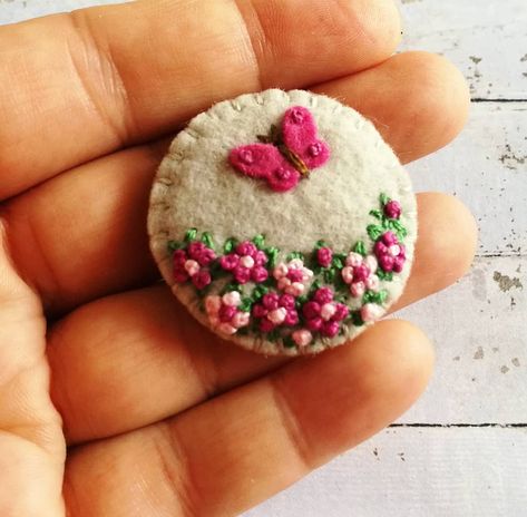 Felt Brooch Diy, Magenta Butterfly, Bros Flanel, Embroidered Pins, Embroidered Brooches, Felt Crafts Patterns, Embroidered Jewelry, Fabric Brooch, Brooch Diy