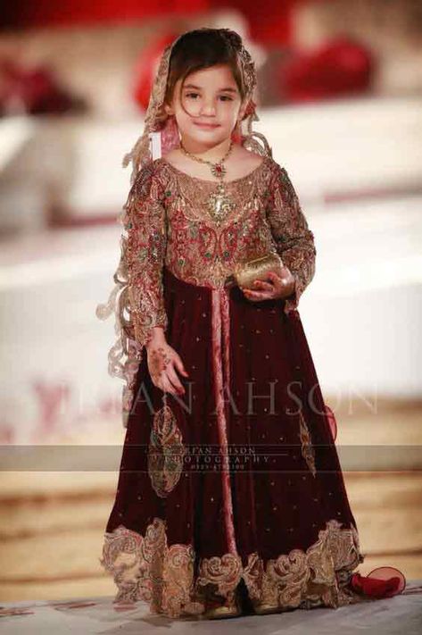 Maroon wedding frock for baby girls in Pakistan Wedding Frocks, New Kurti Designs, Wedding Dresses For Kids, Mehndi Decor, Gaun Fashion, Kids Frocks Design, New Blouse Designs, Pakistan Fashion, Party Kleidung