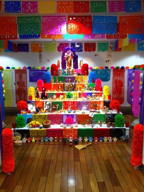 Altar de 8 escalones Altar De Muertos Ideas, Ofrenda Ideas, Altar Muertos, Diy Halloween Doll, Hispanic Heritage Month Crafts, Dia De Los Muertos Party Ideas, Diy Halloween Door Decorations, Day Of The Dead Diy, Mexican Theme Party Decorations