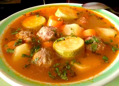 Delicioso caldo de albóndigas de carne molida de res preparado con distintas verduras como calabacitas, zanahorias, papas, cilantro, entre otras... Albondigas Soup Recipe Mexican, Albondigas Soup Recipe, Mexican Soup Recipes, Authentic Mexican Recipes, Meat Recipes For Dinner, Mexican Soup, Fajita Recipe, Hispanic Food, Mexican Food Recipes Authentic