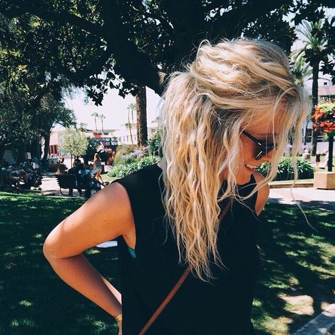 Messy locks. Carefree Hairstyles, Lazy Hair, Crimped Hair, Hair Idea, Hair Styles 2017, Good Hair Day, Hair Envy, Beach Hair, Great Hair