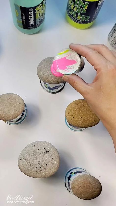 How to Paint Pour on Rocks! Kinds Of Art, Rocks Painting, Paint Dipping, Skeleton Face, Shells Diy, Paint Pouring, Painting Rocks, Pretty Rocks, Painting Concrete