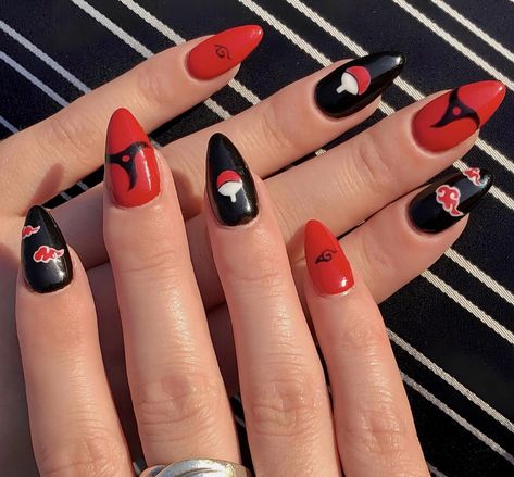 Naruto nails 🍜🍥 Itachi Nail Art, Naruto Themed Nails, Itachi Nails Design, Akatsuki Nail Art, Sharingan Nails, Naruto Inspired Nails, Easy Anime Nails, Anime Nails Naruto, Itachi Nails