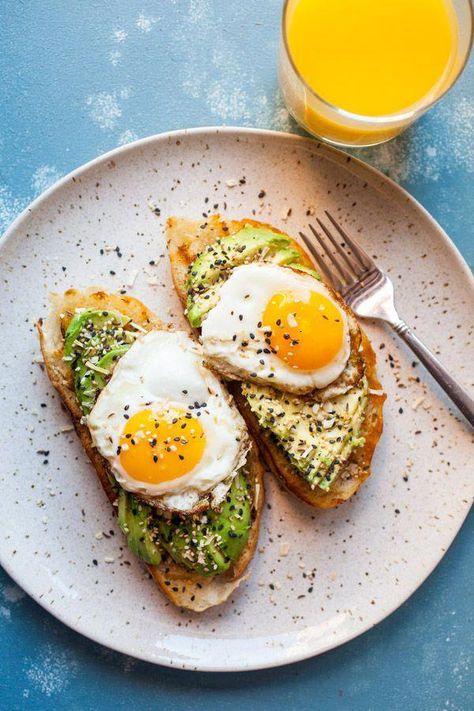 A major upgrade to the already delicious avocado toast is to put everything bagel seasoning on it! If you've never made the seasoning mix, it's easy to do and goes great on so many things. PLUS, avocado toast! macheesmo.com #avocado #toast #breakfast #easyrecipes Everything Seasoning, Avocado Toast Breakfast, Plats Healthy, Everything Bagel Seasoning, Avocado Toast Recipe, Decorações Com Comidas, Bagel Seasoning, Everything Bagel, Toast Recipes