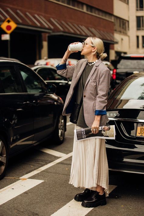 The best street style from New York Fashion Week spring/summer 2020 - Vogue Australia Street Style Jeans, Street Style New York, Nyfw Street Style, Outfit Vintage, Vogue Germany, Casual Work Outfit, Looks Street Style, Stil Inspiration, Fashion Weeks