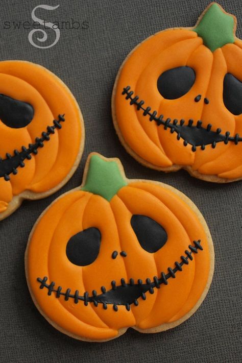 Pumpkin Halloween Cookies Decorated, Halloween Flood Icing Cookies, Pumpkin Cookies Halloween, Sugar Cookie Halloween Decorating, Scary Halloween Cookies Decorated, Pumpkin Icing Cookies, Iced Halloween Cookies, Pumpkin Cookie Decorating Ideas, Spooky Halloween Cookies Decorated