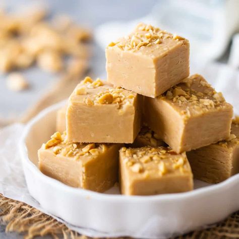 Easy Peanut Butter Fudge: 4 ingredients & just 5 minutes! -Baking a Moment Peanut Butter Marshmallow Bars, Homemade Reeses, Microwave Fudge Recipe, Peanut Butter Desserts Easy, Peanut Butter Fudge Recipes Easy, Microwave Peanut Butter Fudge, Butter Fudge Recipe, Microwave Recipe, Peanut Butter Dessert Recipes