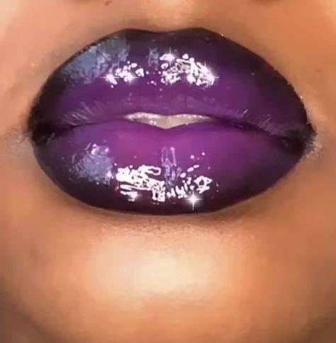 Black And Purple Lip Combo, Clawdeen Makeup Look, Purple Lip Combo Black Women, Creative Lip Makeup, Goth Lip Makeup, Purple Lip Combo, Purple Lipstick Makeup, Purple Lip Gloss, Glossy Lips Makeup