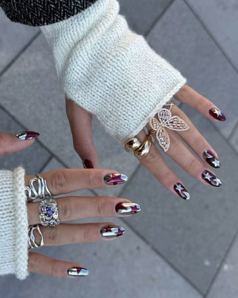 Chrome Argentic and purple Star nails. No matching hands. Aesthetic silver rings Silver Chrome Star Nails, Gel Nails New Years, Chrome Stars Nails, Chrome Nails Aesthetic, Purple Star Nails, Silver Nails Chrome, Silver Star Nails, Aesthetic Silver Rings, Chrome Star Nails