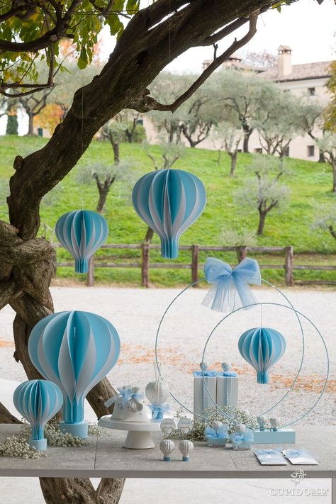 Tante idee per allestire il battesimo del tuo bambino. Scopri la collezione mongolfiere firmata Cupido&Co 👇🏻 Hot Air Balloon Party, Idee Babyshower, Baptism Decorations, Baby Boy First Birthday, Party Table Settings, Christening Favors, Gender Reveal Decorations, Baby Room Design, I Love You Baby