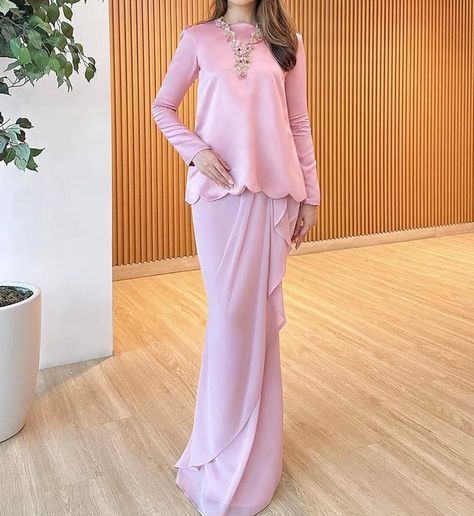 Malay Wedding Bridesmaid, Bridesmaid Malaysia, Raya Outfit Ideas, Bridesmaid Kurung, Design Baju Raya, Baju Kurung Moden Style, Kurung Lace, Kebaya Moden, Kurung Peplum