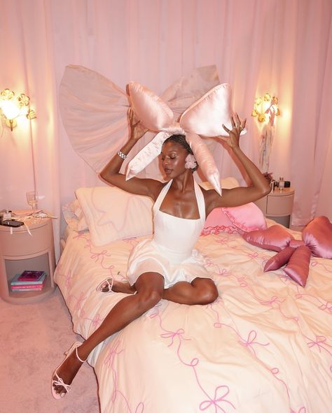 𝜗𝜚꣑୧ 🎀 here’s me in a very cool room! 🎀꣑୧𝜗𝜚 80s Bombshell, Feminine Core, Princess Shot, Pink Bubblegum, Business Branding Inspiration, Cool Room, Pretty Pink Princess, Poster Girl, Super Rich Kids