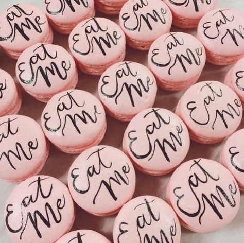 #macarons | Alice in Wonderland #sweetnsaucyshop Vintage Wedding Cupcakes, Wonderland Cupcakes, Cupcakes Vintage, Alice In Wonderland Tea Party Birthday, Wonderland Alice, Cupcakes Ideas, Alice Tea Party, Alice In Wonderland Wedding, Mad Hatter Party