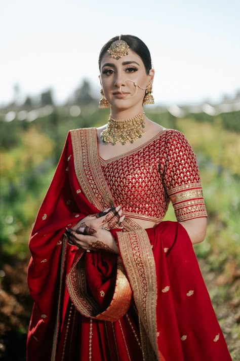 Red Indian Bride, Indian Bride Saree, Indian Bridal Wear Red, Red Saree Wedding, Wedding Matching Outfits, Latest Bridal Lehenga Designs, Sikh Bride, Bridal Lehenga Designs, Latest Bridal Lehenga