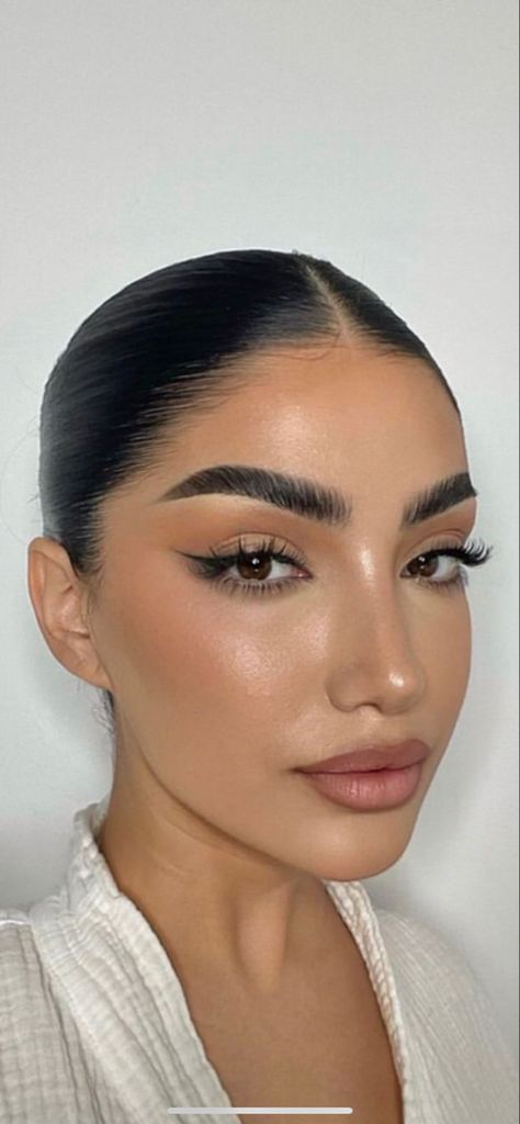 Timeless Fashion Outfit Ideas Summer, Glowy Skin Makeup, Clean Girl Look, Office Makeup, Evening Makeup, Bridal Makeup Looks, Dark Makeup, Glamour Makeup, Blue Makeup