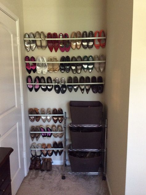 Super easy shoe nook. Just buy cheap basic curtain rods to hang heels and baskets for flats or sandals Curtain Rod Shoe Rack, Hanging Shoe Organizer Ideas, Apartment Kitchen Cabinets, Shoe Storage Hacks, Best Shoe Rack, Outdoor Curtain Rods, Hanging Shoe Rack, Minecraft Kitchen Ideas, Diy Shoe Rack