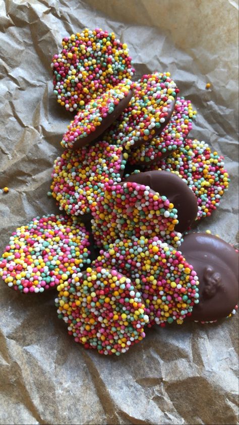 Chocolate Freckles, Chocolate Lollies, Wishlist Ideas, Xmas Wishlist, Easy Treats, I Want To Eat, How To Make Chocolate, Sweet Treat, Super Simple