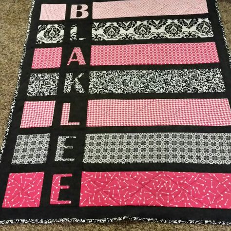 Name Quilt Patterns, Quilt With Name On It, Kid Quilt Ideas, Quilts With Names On Them, Novelty Quilts, Quilting Fabric Projects, Bandana Quilt, Quilt Diy, Kid Quilts Patterns