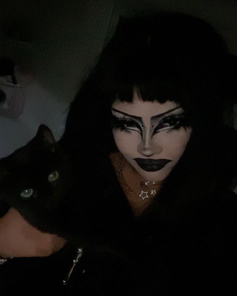 I love trad goth makeup 😍😜😱 Black Goth Makeup, Goth Makeup Looks, Trad Goth Makeup, Traditional Goth, Trad Goth, Black Goth, Goth Women, Bold Makeup, Goth Makeup