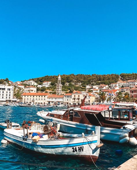 Si vous êtes de passage à Split en Croatie, je vous conseille vivement de prendre une navette pour rejoindre l’île d’Hvar. ☀️ Ses charmantes ruelles pavées, son port pittoresque et sa vue imprenable depuis la forteresse espagnole, Hvar offre une ambiance méditerranéenne unique. 🥰 Pour les gourmands, laissez-vous tenter par les spécialités culinaires à base de poisson accompagnées d’un petit vin croate. 🍷🍽️ Qui est déjà allé en Croatie par ici ? 💁🏻‍♀️ #solseaescapes #Hvar #Croatie #voyagede... Trotter, Globe Trotter, Globe, Split