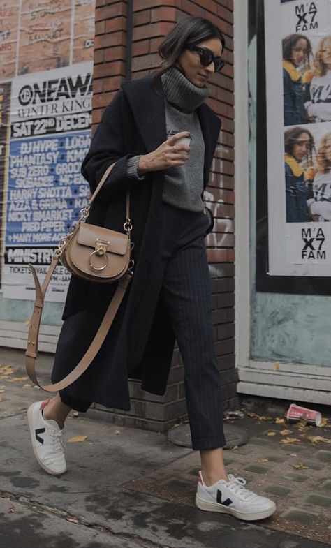 Veja Sneakers Outfit, Loafers Shoes Outfit, Exploring Outfit, Winter White Outfit, 20 Outfits, White Sneakers Outfit, Zebra Print Skirt, London Kensington, Damen Outfit