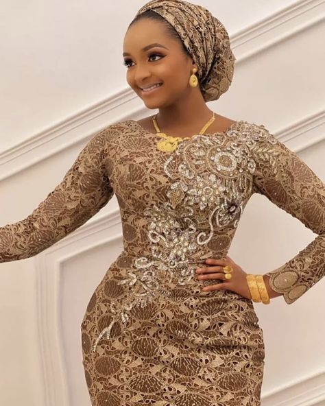 Hausa Styles For Women Lace, Bride Lace Styles For Wedding, Arewa Hausa Lace Gown Styles, Hausa Lace Gown Styles, Lace Nigerian Dress Styles, Nigerian Dress Styles, African Head Dress, Nigerian Women, Nigerian Dress