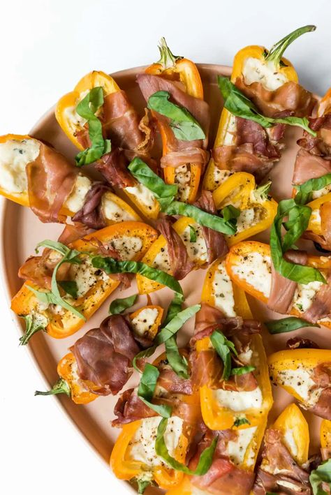 Delicious Beautiful Prosciutto Mini Peppers #reluctantentertainer Mini Sweet Pepper Recipes, Prosciutto Appetizer, Mini Bell Peppers, Sweet Pepper Recipes, Apple Bites, Mini Peppers, Prosciutto Wrapped, Pepper Recipes, Mini Sweet Peppers