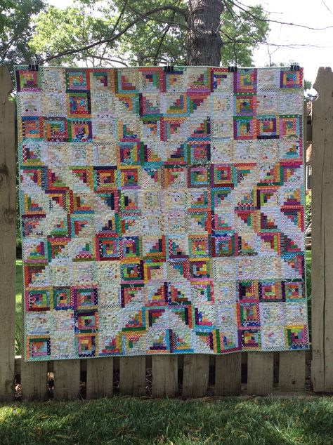 Pineapple Quilt, Log Cabin Quilt Pattern, Log Cabin Quilt Blocks, Log Cabin Designs, Cabin Quilt, Amish Quilts, Quilt Care, Log Cabin Quilts, Log Cabin Quilt