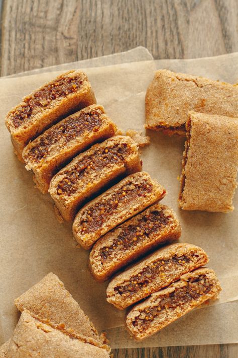 Homemade Fig Newtons – healthienut – Easy to follow plant-forward recipes Fig Newton Recipe Easy, Homemade Nutrigrain Bars, Nutrigrain Bars, Fig Newton Recipe, Homemade Fruit Roll Ups, Single Serve Dessert Recipes, Homemade Fig Newtons, Chewy Granola Bars Homemade, Childhood Snacks