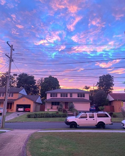 🌊 » aesthetic_things.exe 🥳 on Instagram: “🔮 » Suburban dreams. 😻 📸 » via @aesthetic_things.exe ✨ ⁣ ⠀⁣ ☂️ » Comment "💜" five times in a row to have a chance to get a follow from me!…” Pretty Sky, Blue Hour, Aesthetic Images, Retro Aesthetic, Nature Aesthetic, Aesthetic Vintage, Sky Aesthetic, Scenery Wallpaper, Pretty Pictures