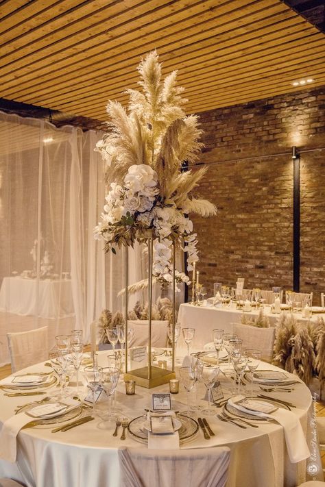 Tall Centerpieces With Pampas, Roses And Feathers Centerpiece, Feather And Flowers Centerpieces, Pampas Centerpieces Wedding, Pampas Centerpieces, Floral Pedestal, Feather Wedding Decorations, Wedding Top Table, Gold Table Setting