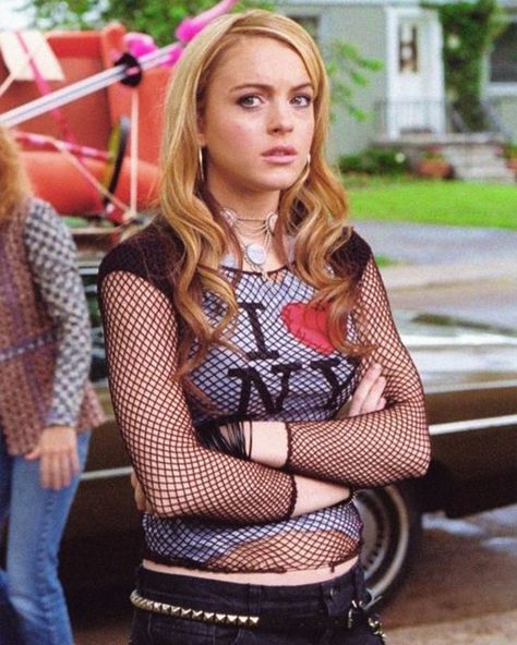 Imposter syndrome never looked better. #FreakyFriday Lola Cep Outfits, 2000 Iconic Outfits, Lindsay Lohan 2000s Outfits, Lindsay Lohan Costume, Early 2000s Costumes, Lindsay Lohan 2000s Aesthetic, 2000s Movie Outfits, 90s Movie Outfits, 2000s Iconic Outfits