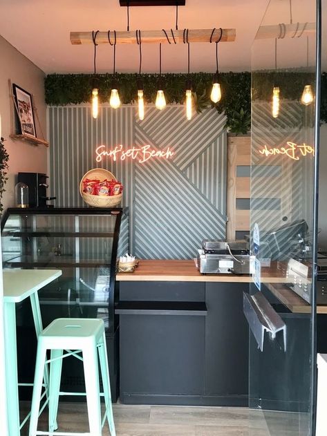 Small Snacks Shop Design, Bakery Accent Wall, Small Cafe Decor, Small Cafeteria Design, Snack Shop Design, Small Bakery Design, Small Cafe Ideas, Ideas Para Cafeterias, Mini Cafeteria Ideas