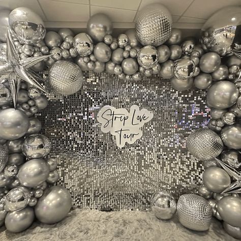 Silver Balloons Decoration Birthday, Glitz And Glam Backdrop, Silver Backdrop With Balloons, Silver Backdrop Ideas, Glitz And Glam Party Ideas, Glitz And Glam Decorations, Silver Foil Backdrop, Silver Balloons Decoration, Silver Photo Backdrop