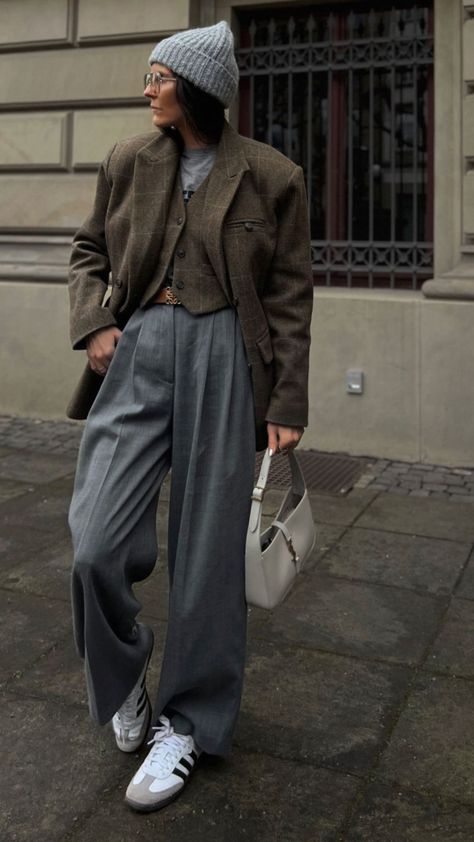 Grey And Khaki Outfit, Wool Pants Outfit, Office Core Outfit, Belted Blazer Outfit, Layering Clothes, Grey Pants Outfit, Grey Pant, Khakis Outfit, Street Style 2023