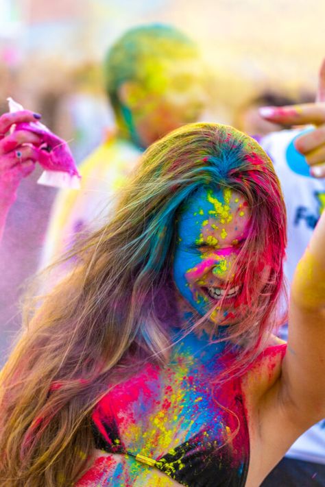 Holi Girl, Holi Photoshoot, Holi Girls, Holi Pictures, Women Celebrating, Color Wars, Holi Festival Of Colours, Festival Of Colors, Holi Photo