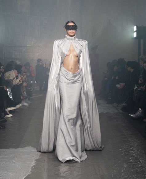 Cape Runway, Futuristic Outfits Women, Draping Fashion, Futuristic Fashion, Future Fashion, Fashion Runway, Couture Dresses, Runway Looks, Milan Fashion