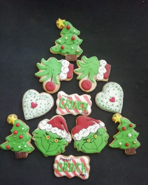 Grinch Tree Cookies Decorated, Grinch Sugar Cookies Decorated, Grinch Tree, Grinch Cookies, Grinch Trees, Art Maker, Grinch Ornaments, Ornament Cookies, Tree Cookies