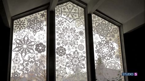 See How One Holladay Family Turns Paper Snowflakes into a Magical Window Display Snowflakes In Windows, Snowflake Display, Snow Flower, Snow Flakes Diy, Build A Snowman, Paper Snowflakes, Window Pane, Window Display, Window Coverings