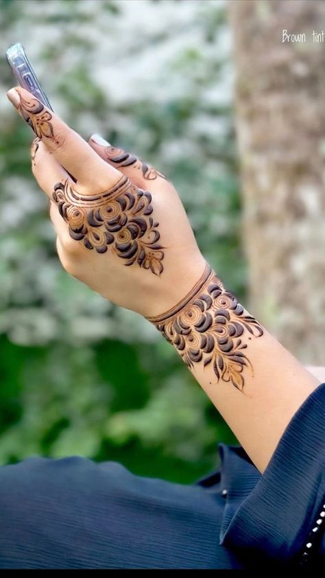 Khafif Mehndi, Henna Mehndi Designs, Finger Mehndi, Short Mehndi Design, Front Mehndi Design, Khafif Mehndi Design, Design Mehndi, Legs Mehndi Design, Unique Bangle