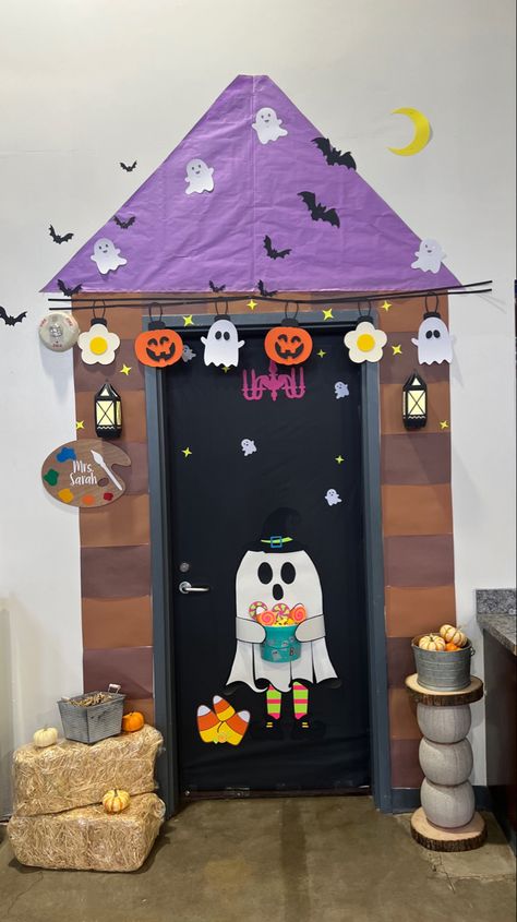 Fun way to welcome kids to their art class Easy Halloween Door Ideas, Halloween Themed Doors For School, Haunted House Bulletin Board, Haunted House Door, Halloween Door Decorations Classroom, Halloween Doors, Halloween Classroom Door, Halloween Classroom Decorations, Halloween Office