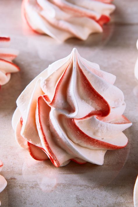 Peppermint Meringue Cookies, Xmas Food Gifts, Peppermint Meringue, Meringue Cookies Recipe, Vanilla Meringue Cookies, Cookie Breakfast, Dessert Person, Meringue Recipes, Christmas Notes