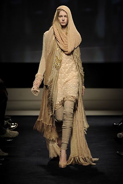 Missoni, fall 2009 Dune 2 Outfits, Dune Fashion Aesthetic, Dune Clothing, Tribe Clothes, Nomadic Fashion, Dune Fashion, Mummy Fashion, Desert Clothing, Fashion Cyberpunk