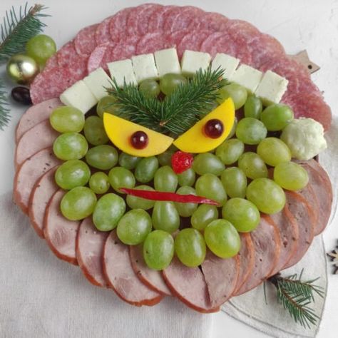 The Mr. Grinch Charcuterie Board - Bite-Sized Bash Grinch Meat And Cheese Tray, Grinchmas Food, Grinch Appetizers, Grinch Charcuterie, Grinch Charcuterie Board, Quick Holiday Treats, Turkey Sugar Cookies, Peppermint Oreos, Rolo Pretzels