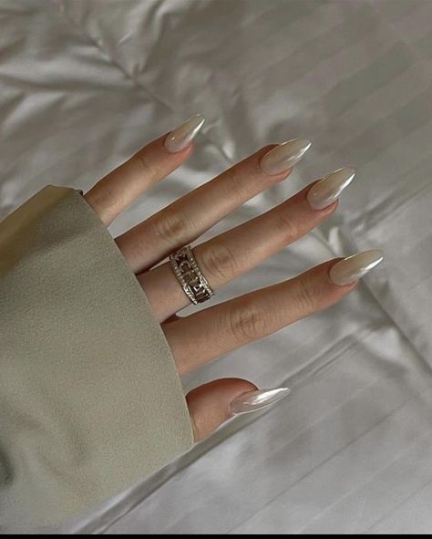 White Chrome Nails With Pearls, Pearl White Nails With Design, White Nails Pearl, White Pearl Nails, Pearl White Nails, Ongles Design, White Chrome Nails, White Chrome, Blush Nails